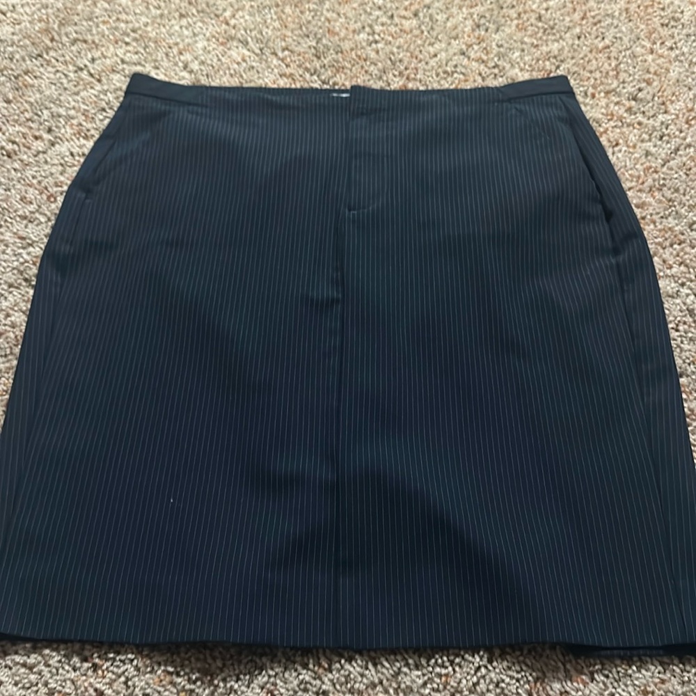 Gap pinstripe navy blue skirt. It’s in EUC it has pockets!
